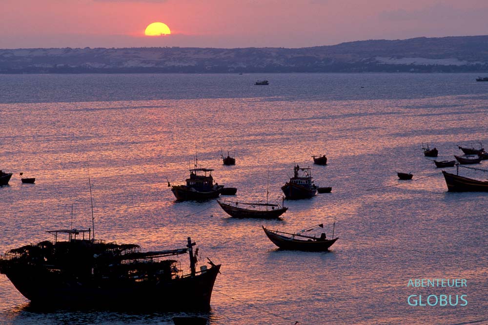 Boote im Hafen von Mui Ne bei Sonnenuntergang