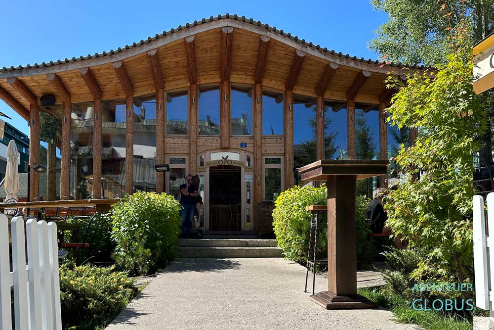 Restaurant Or'O mit Eingang im Zentrum von Zabljak, Montenegro