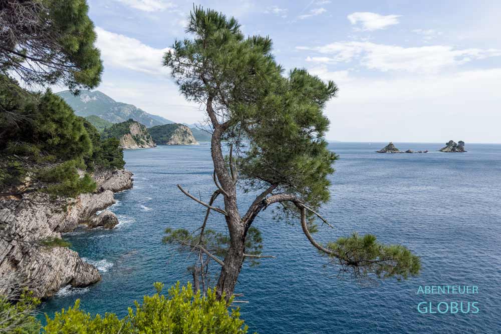 Klippen und Adriablick vom Küstenweg Hiking Trail Rezevici bei Petrovac na Moru
