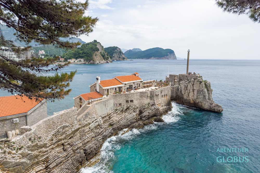 Kastel Lastva auf einer schmalen Halbinsel in Petrovac na Moru, Montenegro