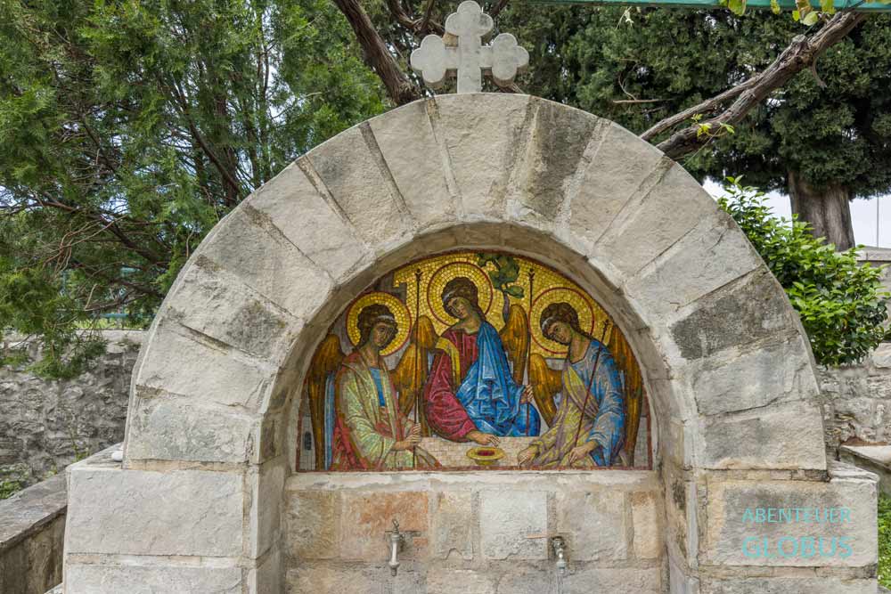 Brunnen mit buntem religiösem Mosaik in der Klosteranlage Rezevici bei Petrovac na Moru