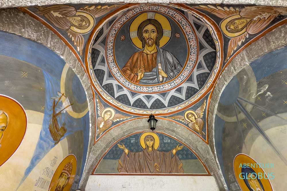 Wand- und Deckenmalerei mit Ikonen im Eingang des Klosters Rezevici bei Petrovac na Moru