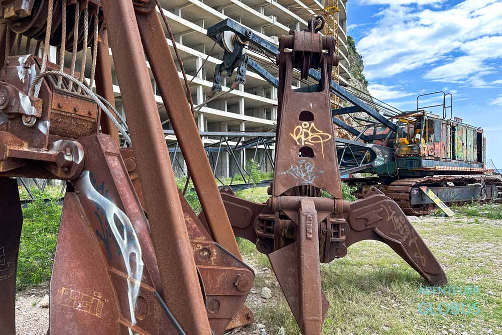 Baukräne vor dem verlassenen AS Hotel am Strand Perazica Do bei Petrovac na Moru 