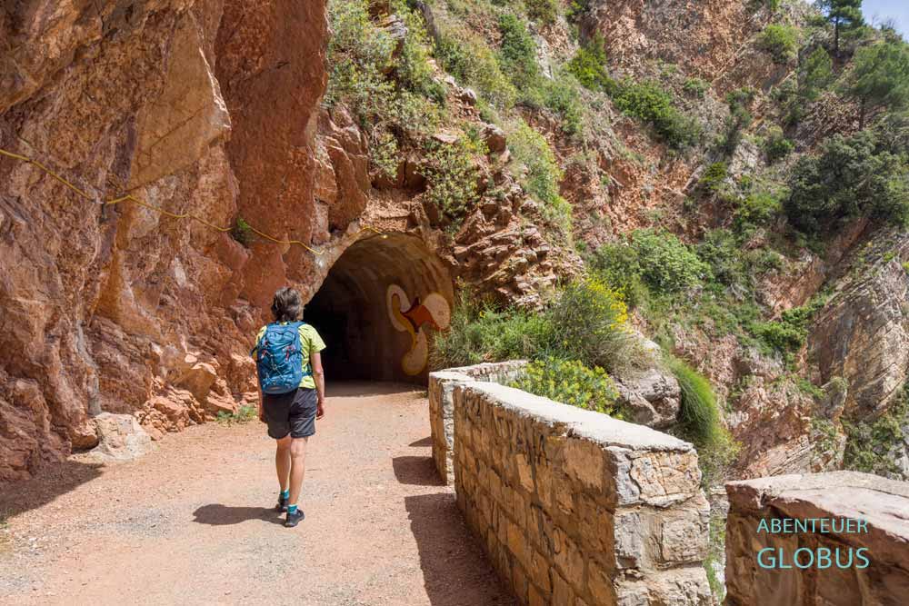 Wanderin auf dem Küstenweg Hiking Trail Rezevici bei Petrovac na Moru, Montenegro