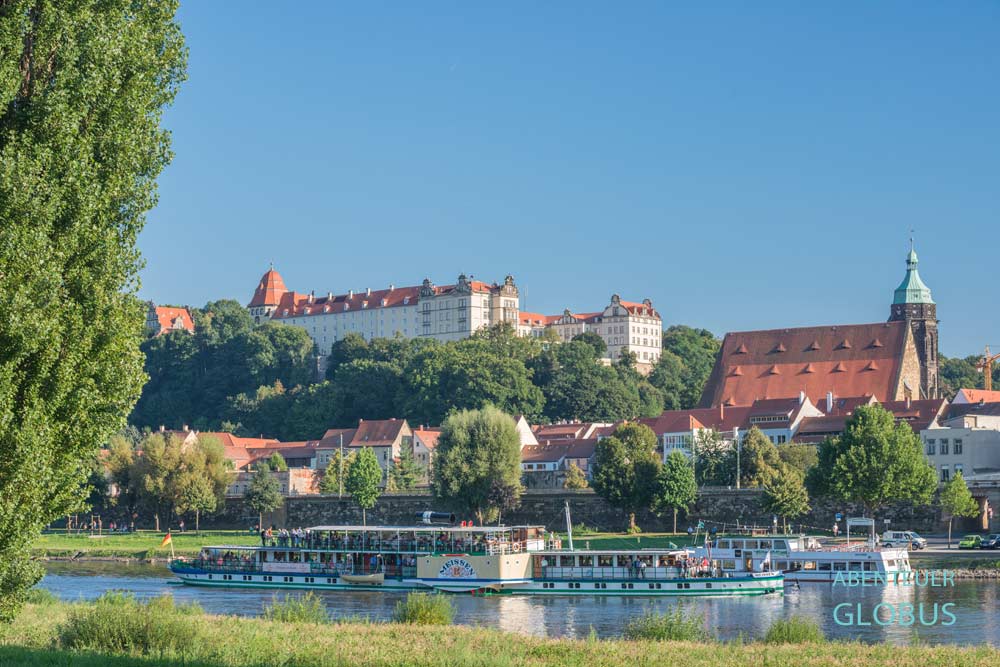 Schaufelraddampfer Meissen auf der Elbe vor der Kulisse von Schloss Sonnenstein und der Marienkirche in Pirna.
