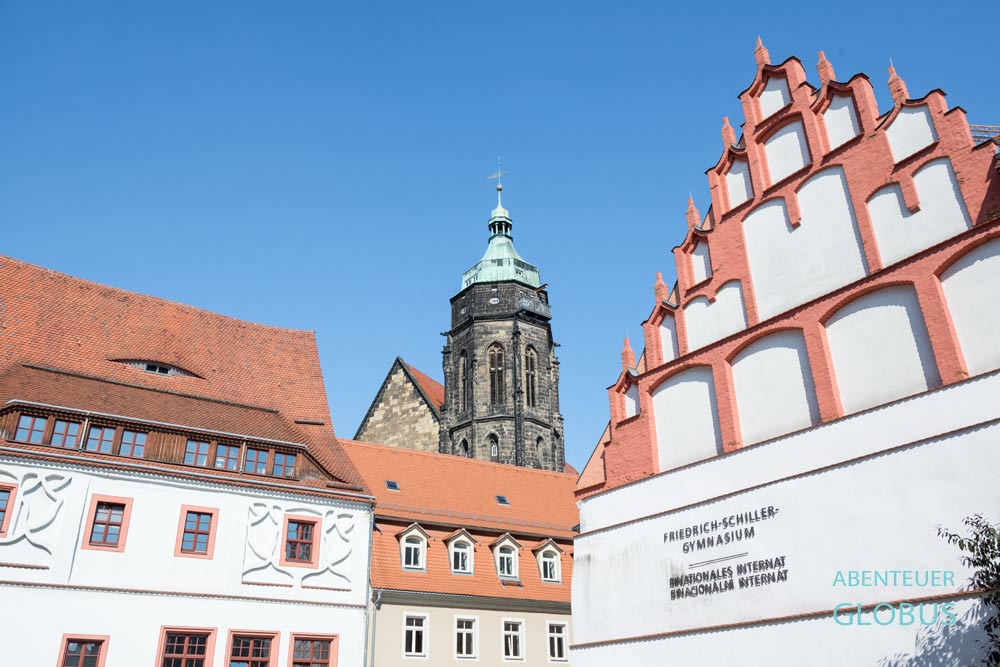 Verzierter Giebel am alten Gebäude des Friedrich-Schiller-Gymnasiums in der Altstadt von Pirna, Sachsen.