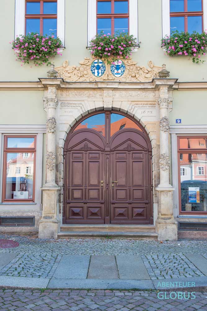 Verziertes Eingangsportal über Doppeltür an einem Bürgerhaus