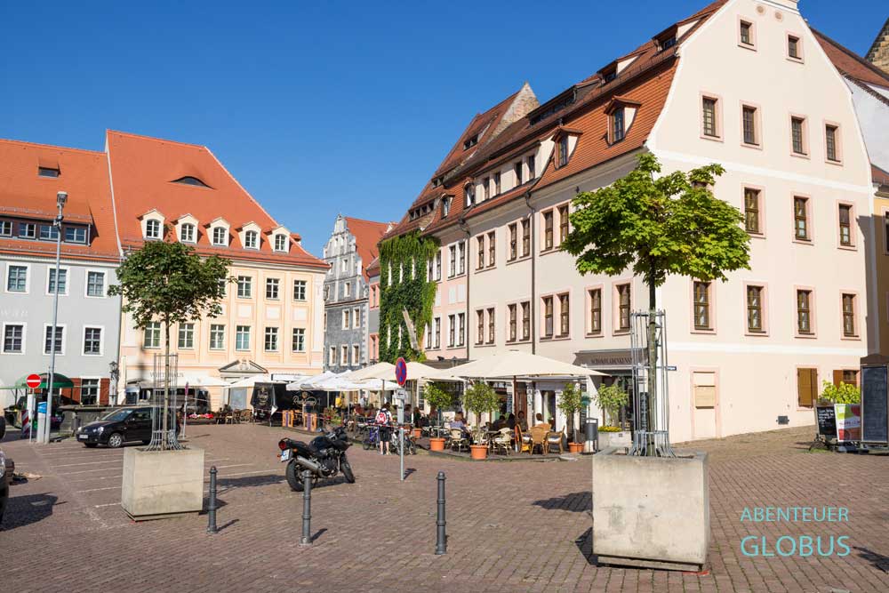 Bürgerhäuser mit Restaurants und Hotels säumen den Marktplatz in der Altstadt von Pirna in Sachsen