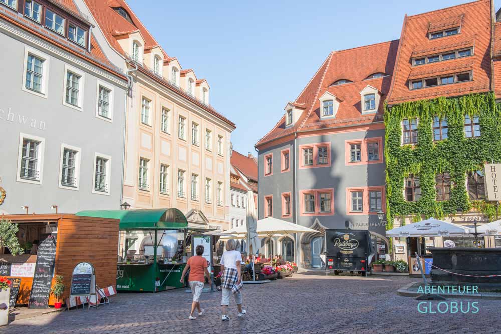 Marktplatz mit Bürgerhäusern und Wochenmarkt in der Altstadt von Pirna
