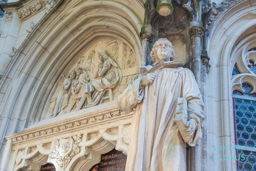 Statue und Portal über dem Eingang an der Stadtkirche St. Marien