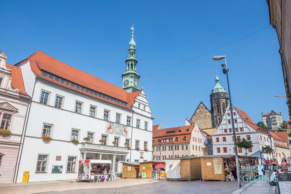 Marktplatz von Pirna mit Rathaus, Canaletto-Haus und Wochenmarkt
