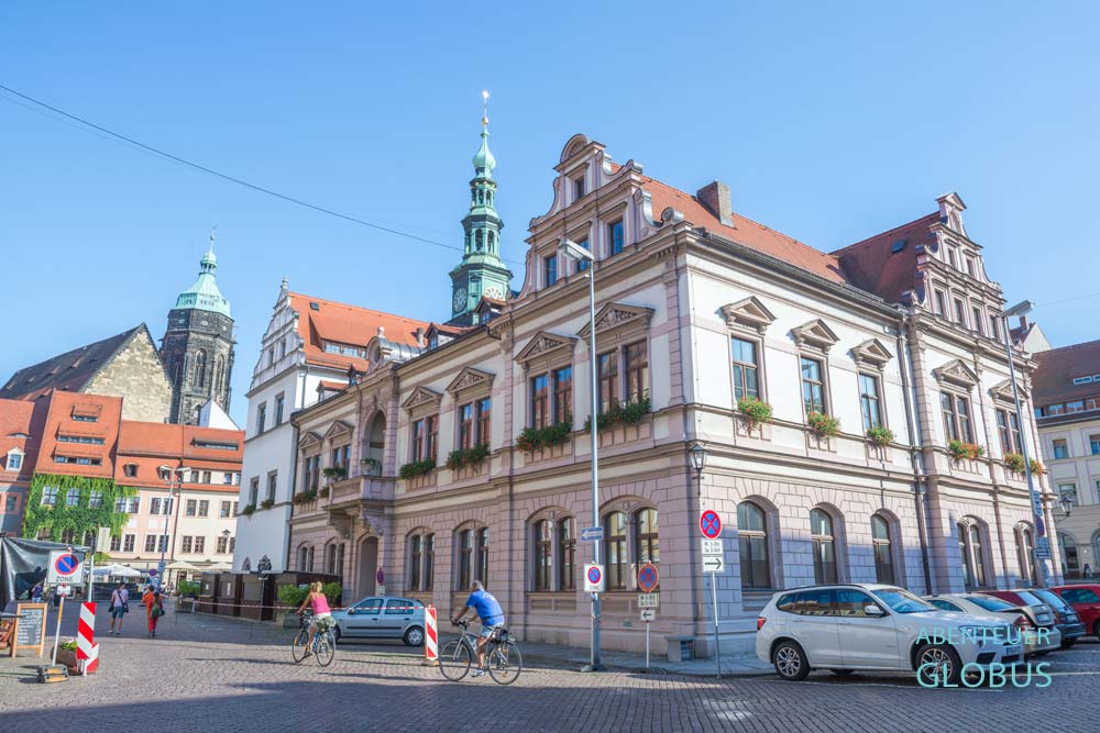 Rathaus auf dem Marktplatz von Pirna, Marienkirche mit Turm im Hintergrund