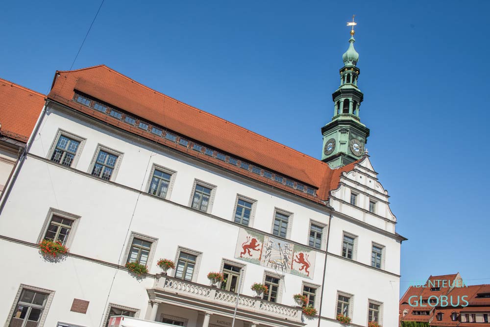Rathaus mit Sonnenuhr, verziertem Giebel und Turm am Markt in der Altstadt von Pirna
