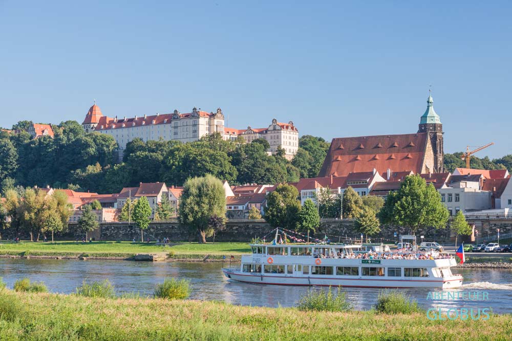 Ausflugsschiff auf der Elbe, im Hintergrund Schloss Sonnenstein und Marienkirche in Pirna
