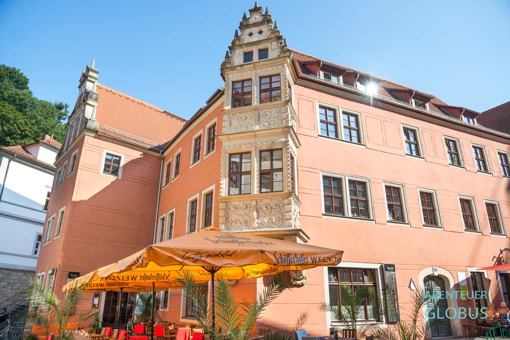 Apricotfarbenes Teufelserkerhaus in Pirna
