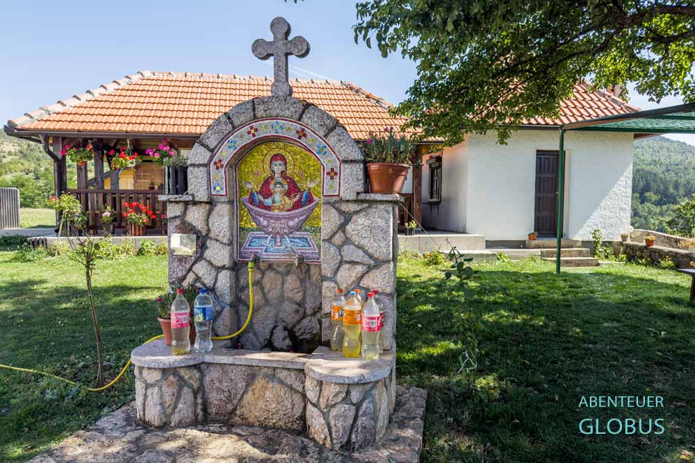 Brunnen mit bunten Mosaik im Garten vom Kloster Dubocica bei Pljevlja