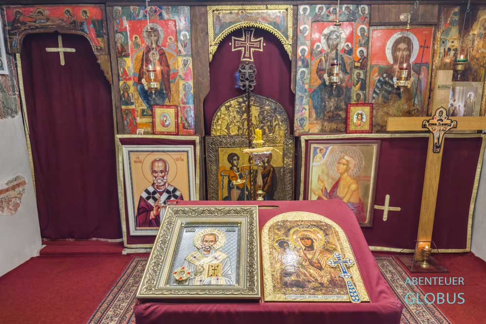 Ikonenwand und heiliges Buch in der Nikolaus-Kirche im  Kloster Dubocica nahe Pljevlja