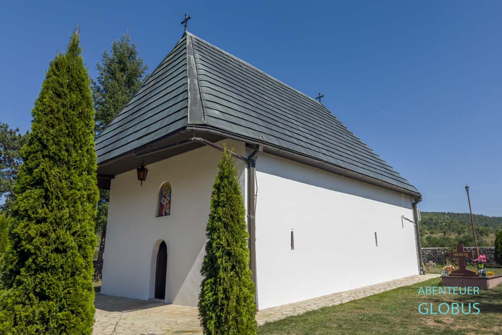 Kleine weiße Kirche des Heiligen Nikolaus im Kloster Dubočica nahe Pljevlja