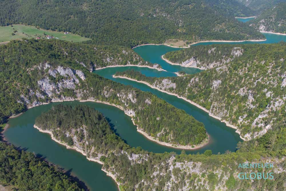 Der Fluss Cehotina schlängelt sich durch die grüne Berglandschaft bei Pljevlja in Montenegro