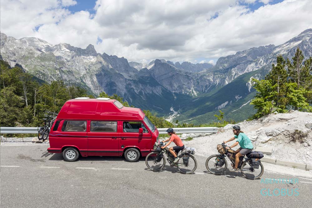 Zwei Radreisende auf der Straße nach Theth in Albanien