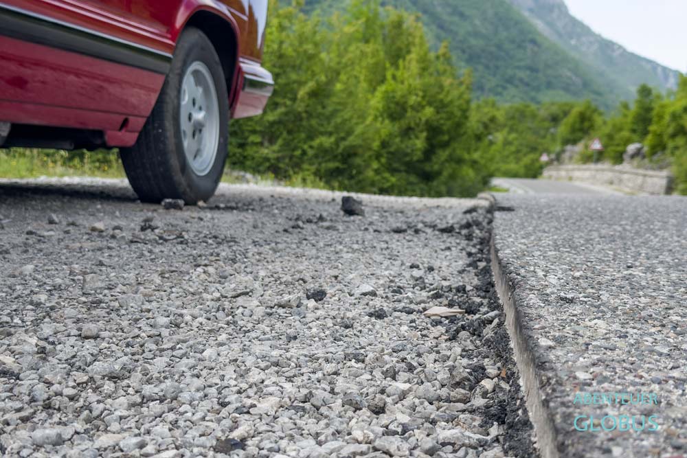 Angefräster Asphalt mit scharfer Kante auf der Straße nach Boge und Theth, Albanien