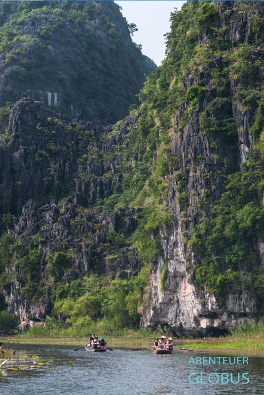 Zwei Boote auf einem Fluss zwischen Karstfelsen in Tam Coc, Ninh Binh