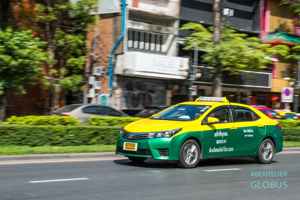 Taxi mit Taxameter vom Flughafen Suvarnabhumi in die Innenstadt von Bangkok