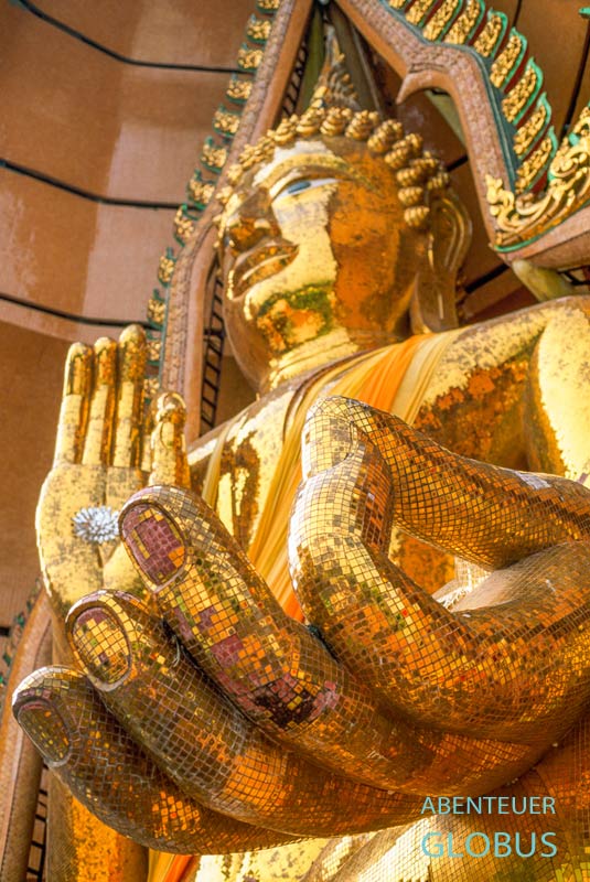 Blick auf die imposante goldene Buddha-Statue im Tiger Cave Tempel (Wat Tham Suea) in Kanchanaburi, Thailand.