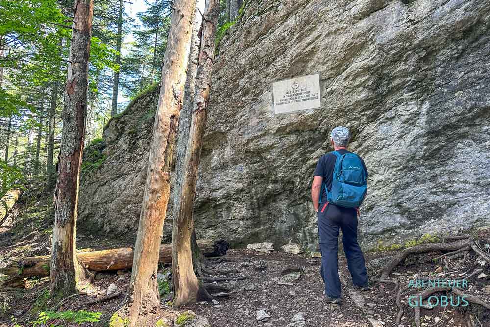 Wanderer an der Tito-Höhle (Titova Pecina) am Schwarzen See bei Zabljak im Durmitor-Nationalpark