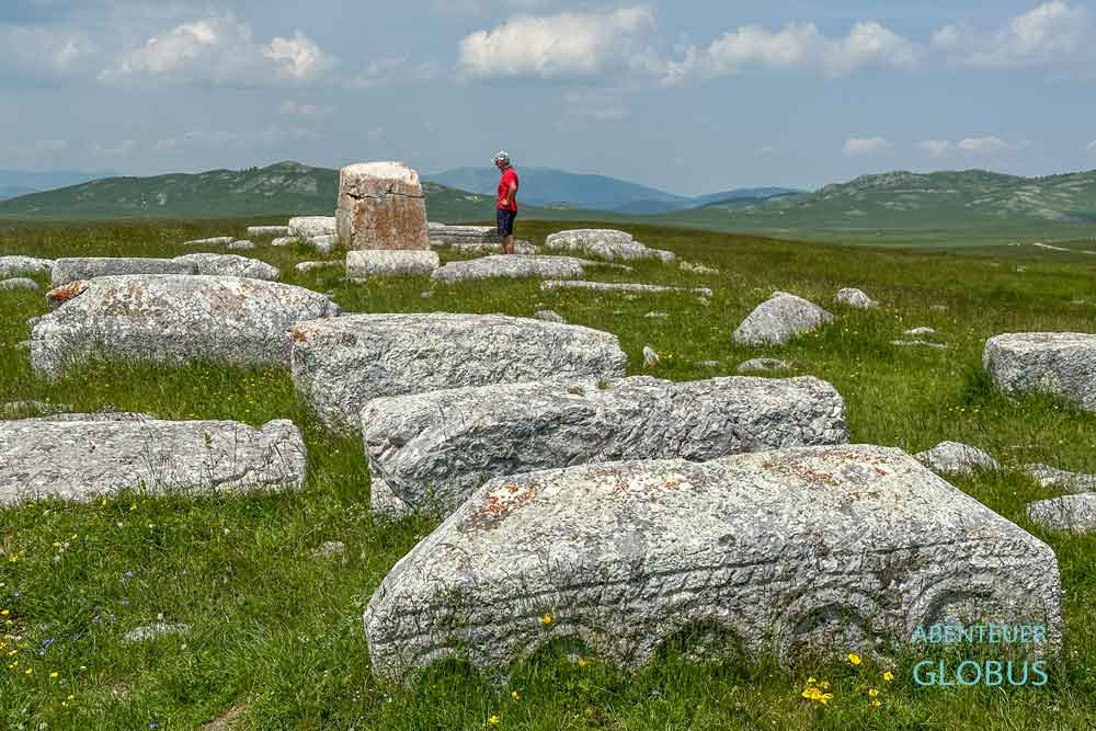 Besucher betrachtet die Stećci-Grabsteine der Bogomilen, UNESCO-Weltkulturerbe, bei Žabljak im Durmitor-Nationalpark.