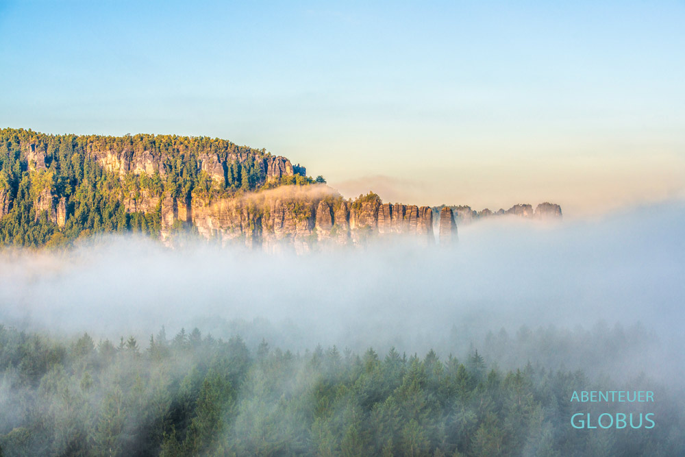 Morgennebel zwischen den Affensteinen mit der Felsnadel Bloßstock und Schrammsteinen in der Sächsischen Schweiz