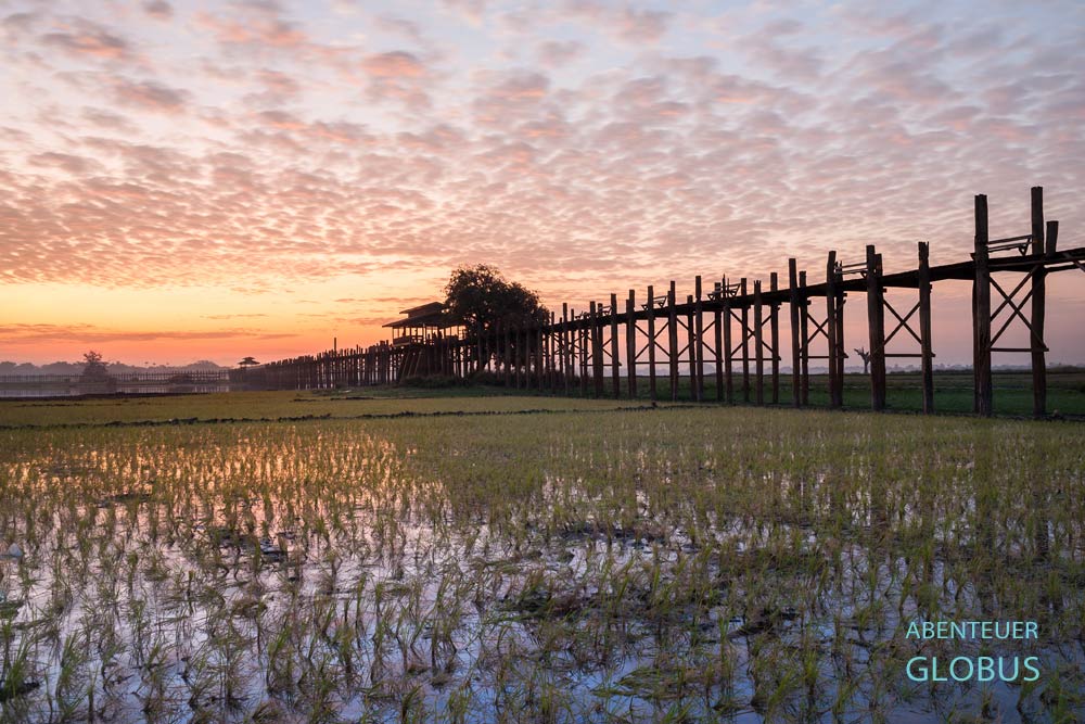 U-Bein-Brücke bei Sonnenaufgang in Amarapura, Myanmar.