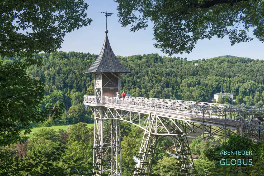 Historischer Personenaufzug mit Türmchen und Besuchern in Bad Schandau, Elbsandsteingebirge