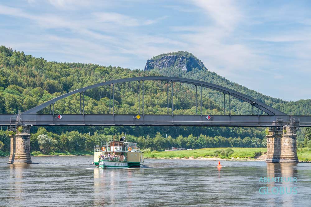 Schaufelraddampfer der Sächsischen Dampfschifffahrt auf der Elbe in Bad Schandau, Tafelberg Lilienstein im Hintergrund