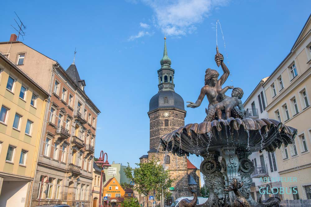 Sendig-Brunnen im Vordergrund und Johanniskirche am Marktplatz in Bad Schandau, Sachsen