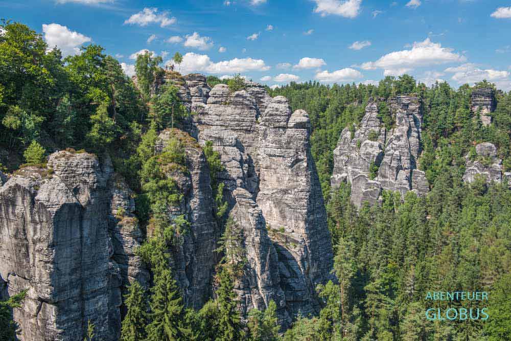 Felstürme über dem Wehlgrund mit Aussichtspunkt Ferdinandstein (linke Bildseite) im Elbsandsteingebirge