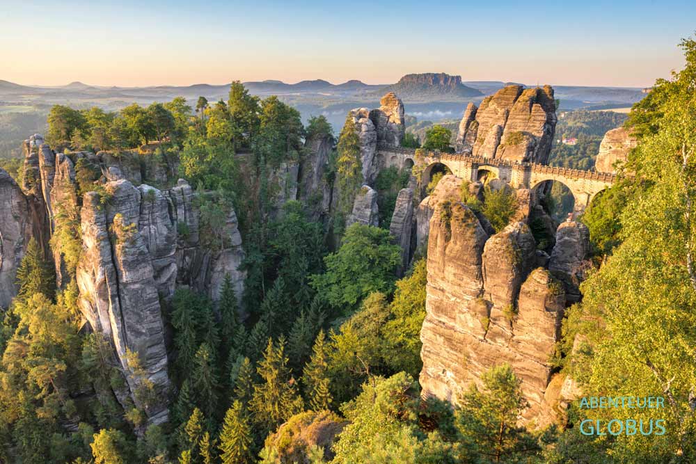 Basteibrücke, Felsenburg Neurathen und Tafelberg Lilienstein im Hintergrund vom Aussichtspunkt Ferdinandstein