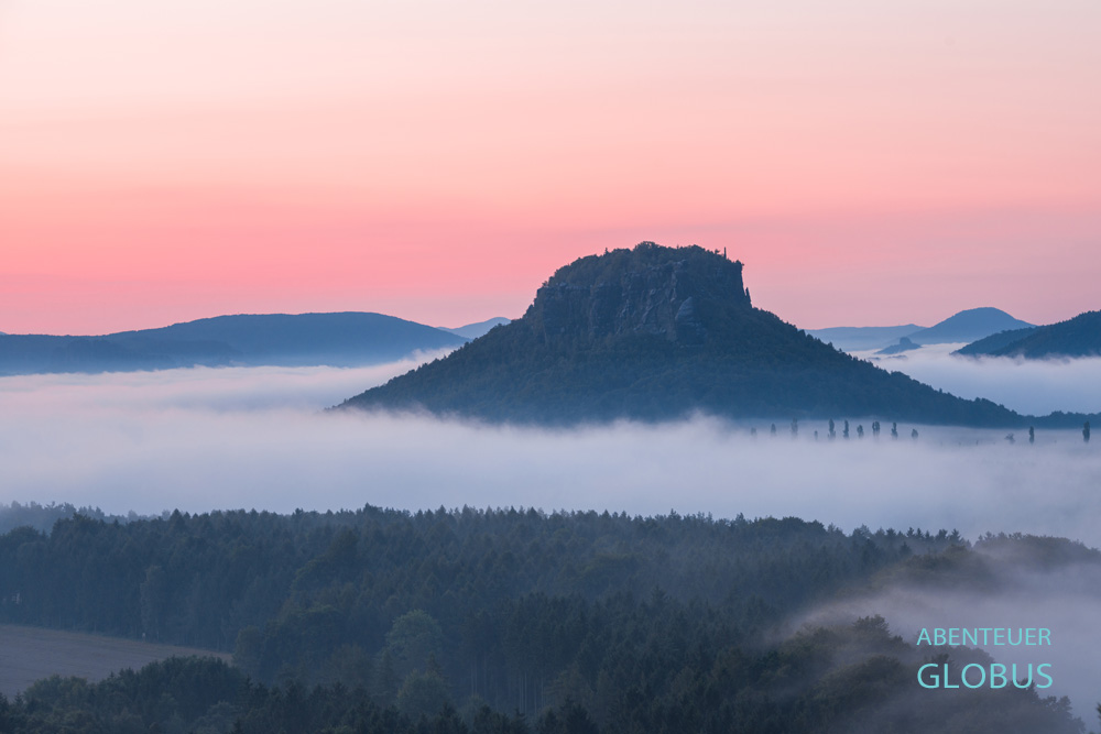 Tafelberg Lilienstein, umgeben von Morgendunst, im Nationalpark Sächsische Schweiz