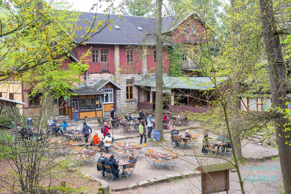 Gäste vor dem Berggasthaus auf dem Gipfel Pfaffenstein in der Sächsischen Schweiz