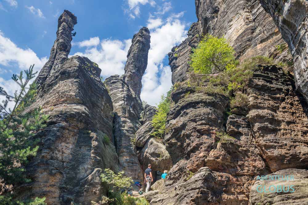 Zahlreiche Felstürme stehen im Wander- und Klettergebiet Bielatal in der Sächsischen Schweiz.