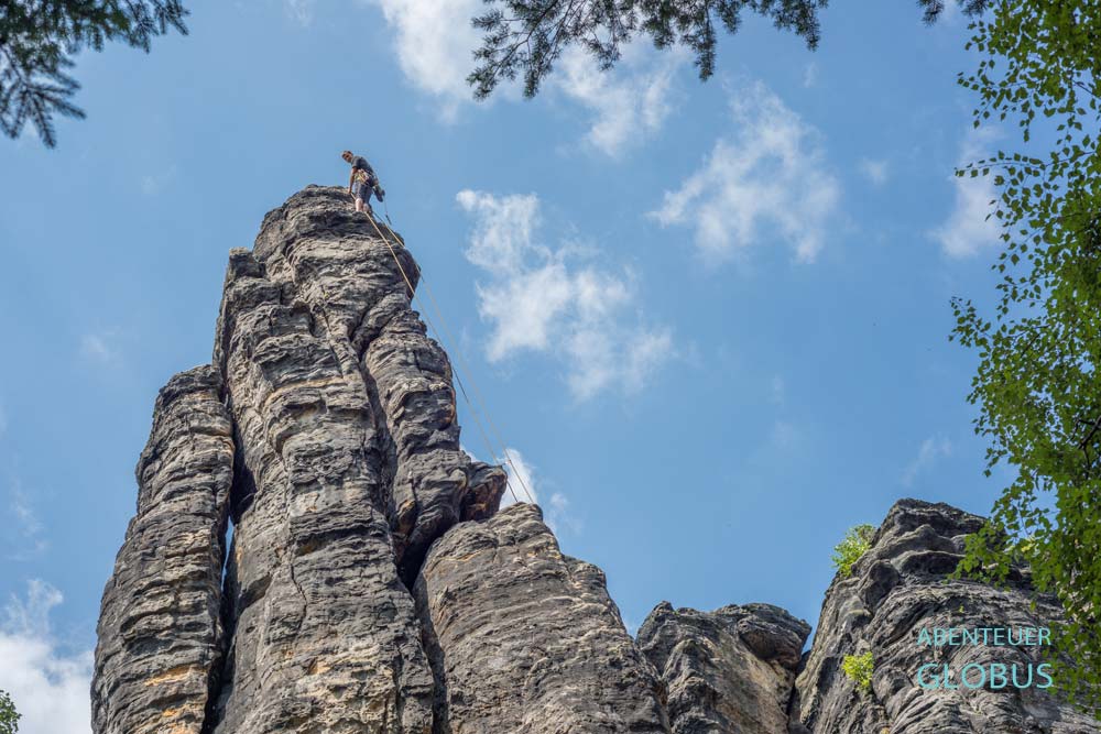 Kletterer auf einem Felsturm im Bielatal in der Sächsischen Schweiz