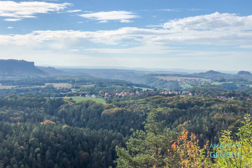 Nationalpark Sächsische Schweiz, Brandaussicht mit Tafelberg Lilienstein (links) und Waltersdorf