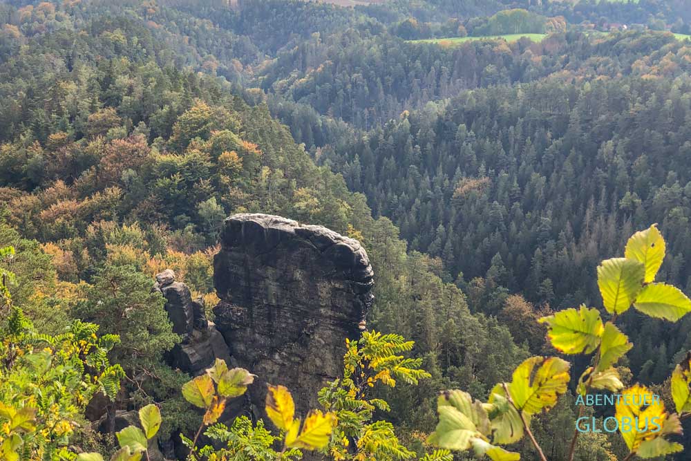 Felsen Brandscheibe und bewaldetes Polenztal von der Brand-Aussicht gesehen, Elbsandsteingebirge