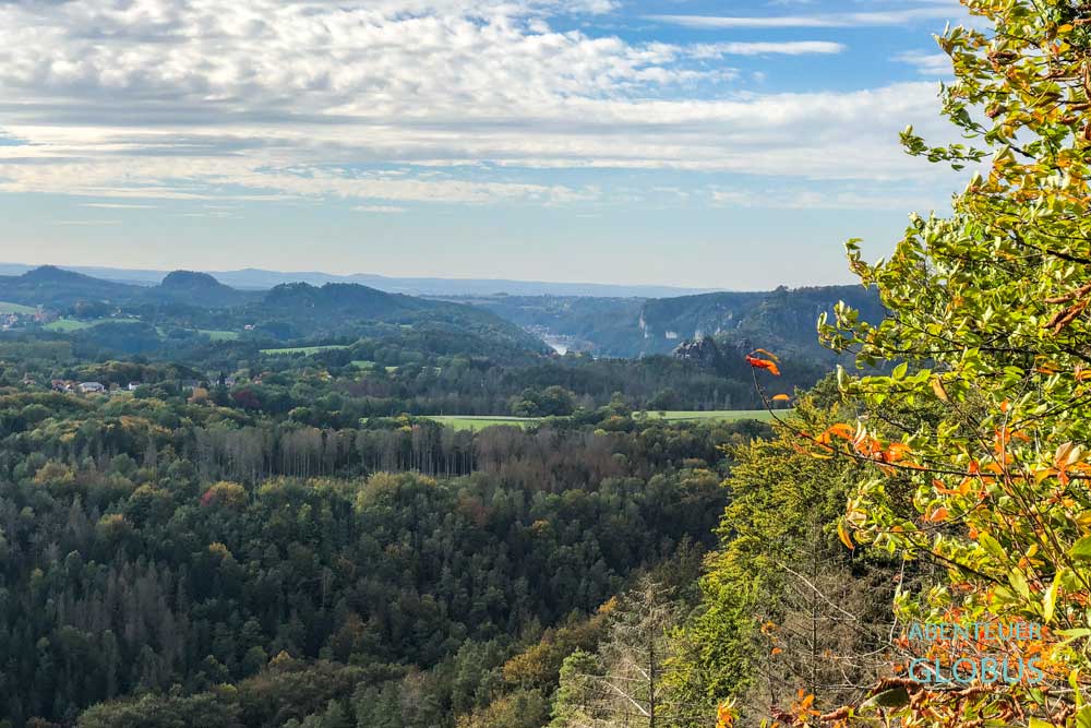 Blick von Brand-Aussicht mit Bergen, Wald und Elbe in der Bildmitte, Sächsische Schweiz