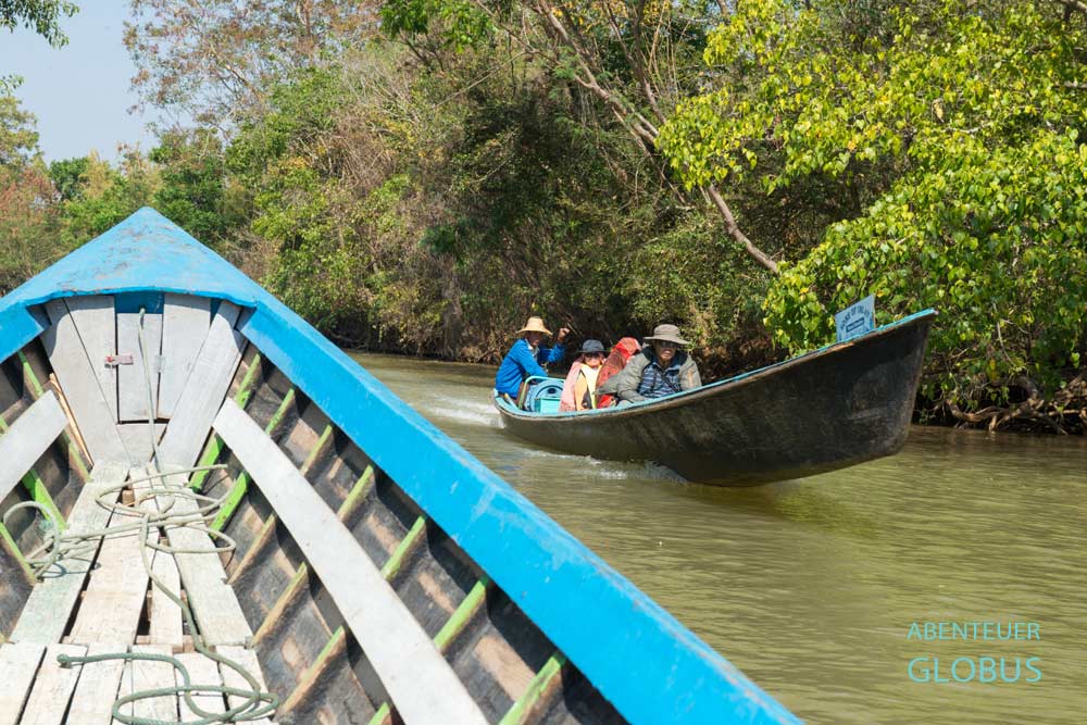 Fahrt mit einem Holzboot auf dem Inle-See und ein entgegenkommendes Boot