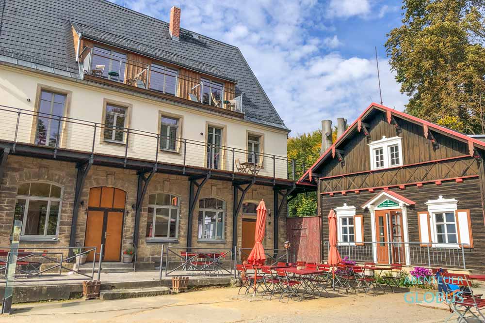 Unterkunft Brand Baude (links) und Haus der Infostelle vom Nationalpark Sächsische Schweiz auf dem Felsplateau Brand