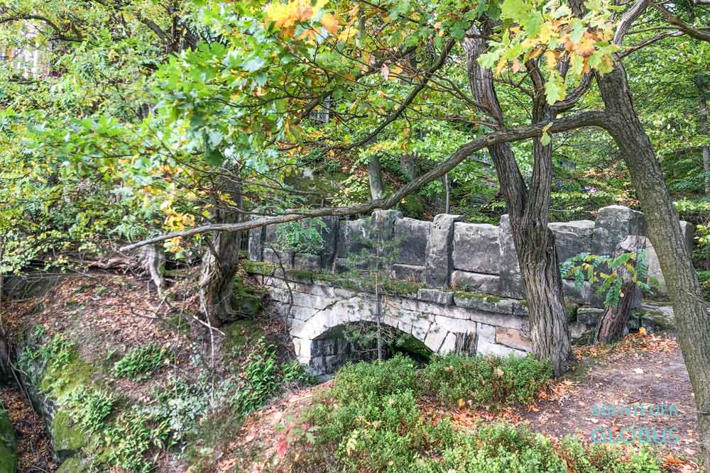 Historische Steinbrücke über Felsspalt am Brand im Nationalpark Sächsische Schweiz