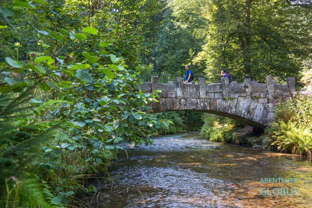 Wanderer auf einer alten Steinbrücke über die Kirnitzsch im Kirnitzschtal bei Bad Schandau, Sachsen
