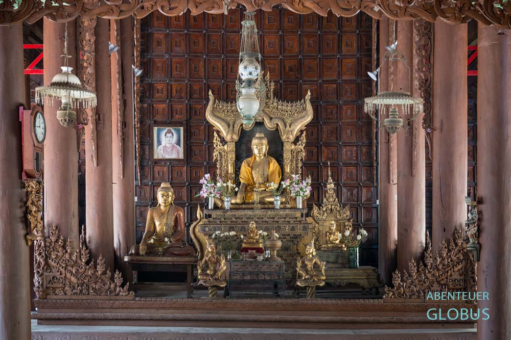 Goldene Buddha-Statuen in der Gebetshalle des Teakholzklosters Shwe In Bin Kyaung, Mandalay, Myanmar