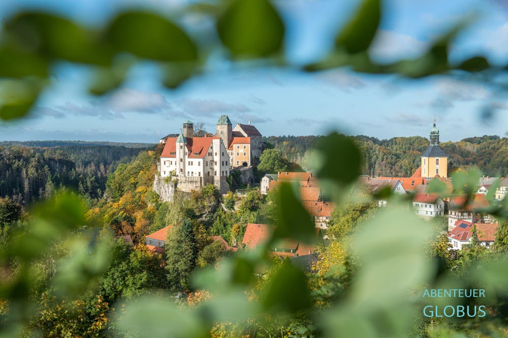 Blick auf die Burgstadt Hohnstein mit Burg Hohnstein und Stadtkirche im Elbsandsteingebirge